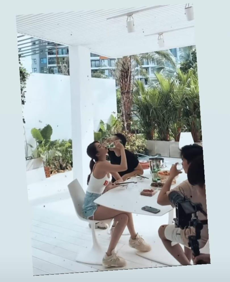 Tuy nhiên, có vẻ như đây là "một cú lừa" đối với nhiều cư dân mạng. Theo tìm hiểu, Ngọc Trinh và Vũ Khắc Tiệp đang diễn "so deep" để làm ra một clip vui nhộn.