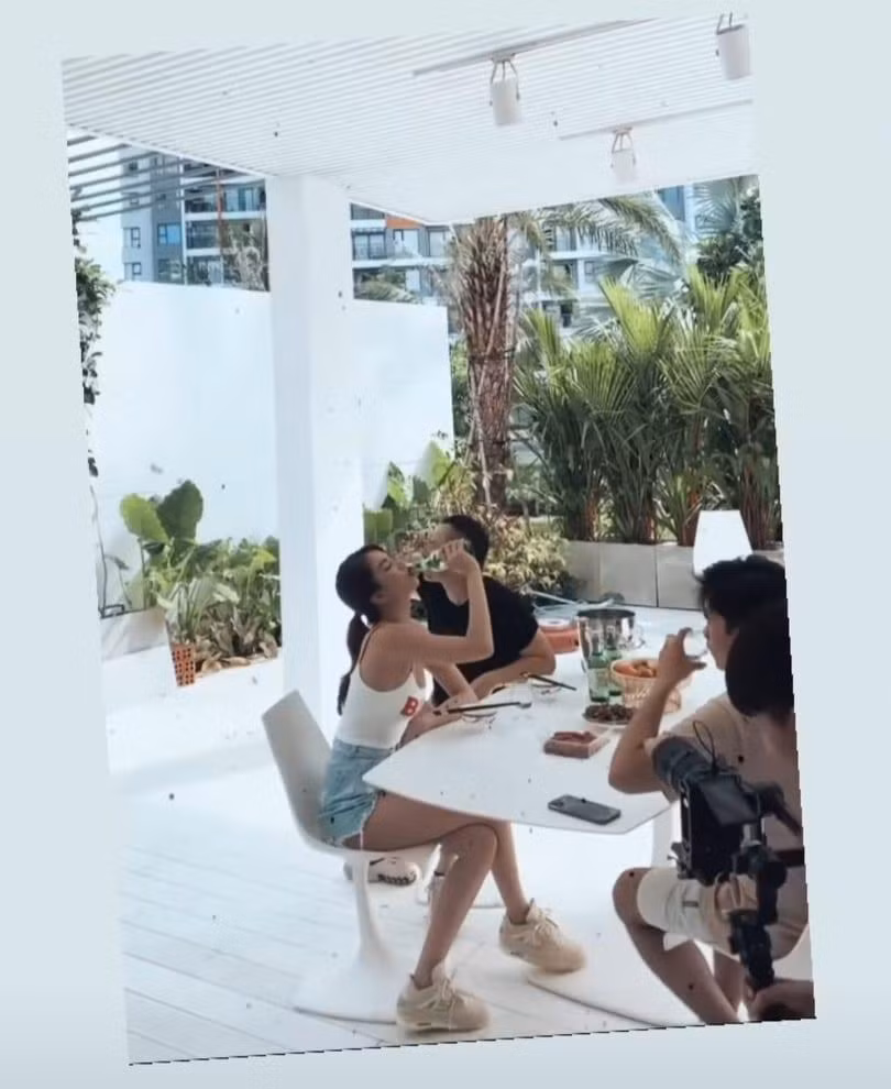 Tuy nhiên, có vẻ như đây là "một cú lừa" đối với nhiều cư dân mạng. Theo tìm hiểu, Ngọc Trinh và Vũ Khắc Tiệp đang diễn "so deep" để làm ra một clip vui nhộn.