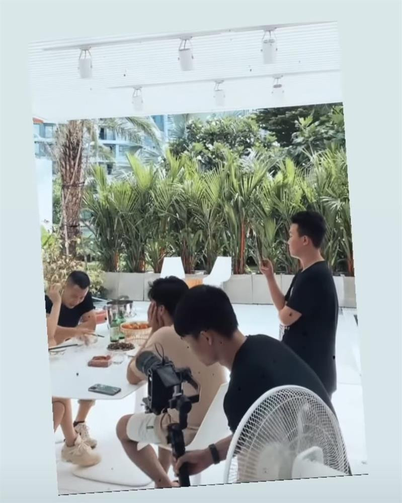 Trên story Instagram, ông bầu cũng hé lộ một vài phân cảnh hậu trường, cho thấy sử dụng máy quay chuyên nghiệp chứ không phải bữa nhậu đơn thuần.