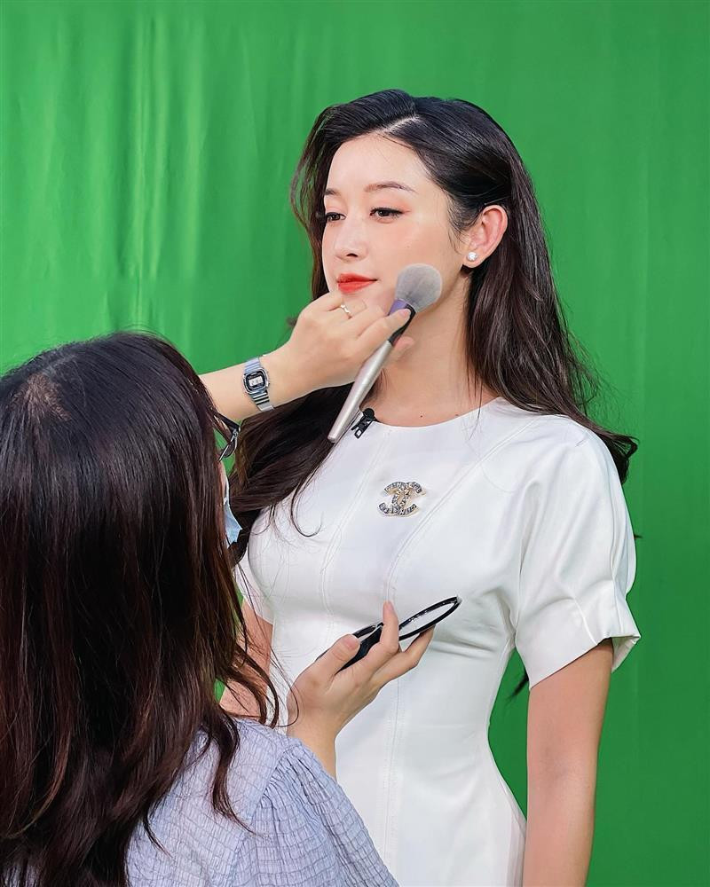 Diện chiếc váy trắng tôn dáng, để bớt nhàm chán, cô nàng còn khéo nâng tầm bộ đồ khi mix cùng chiếc cài áo Chanel đính đá lấp lánh cực sang chảnh.