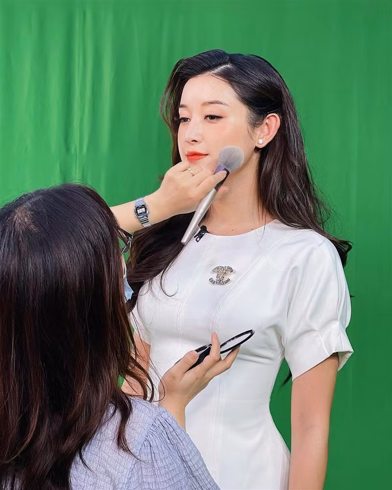 Diện chiếc váy trắng tôn dáng, để bớt nhàm chán, cô nàng còn khéo nâng tầm bộ đồ khi mix cùng chiếc cài áo Chanel đính đá lấp lánh cực sang chảnh.