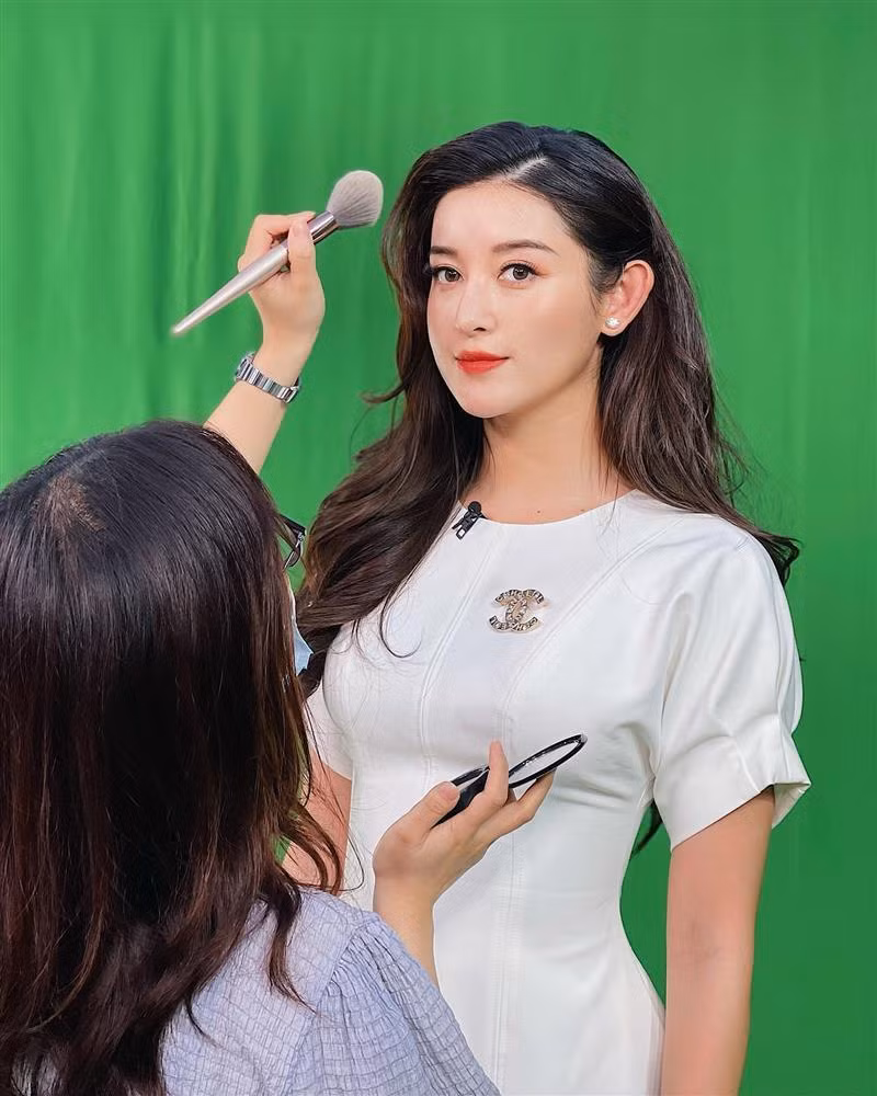 Dễ thấy những trang phục váy ngắn vừa đảm bảo yếu tố nữ tính vừa trẻ trung, thanh lịch được Huyền My chọn mặc thường xuyên khi lên sóng.