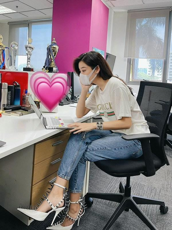 Trong một set đồ khác, thay vì đeo đồng hồ cứng nhắc, nàng hậu đổi thành vòng tay đắt đỏ của Hermès. Giá của nó rơi vào khoảng 1.280 USD (~30 triệu đồng). Kết hợp với đôi giày đinh tán cực chiến và chiếc áo phông Gucci khoảng 18 triệu đồng, tính sương sương set đồ văn phòng của Huyền My đã có giá hơn 73 triệu đồng.