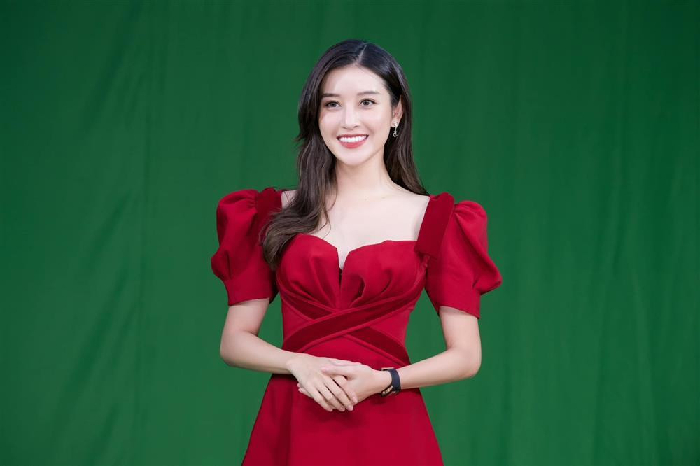 Mặc dù là phụ kiện siêu đắt đỏ, nhưng Á hậu cũng rất thông minh khi lựa chọn chiếc đồng hồ có màu sắc không quá nổi bật và kiểu dáng vừa phải, giúp cô không bị quá lố, khoa trương mà vẫn thuận tiện cho công việc.