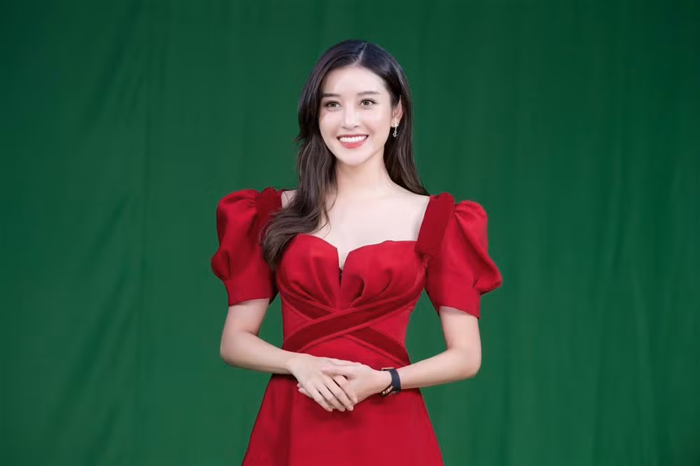 Mặc dù là phụ kiện siêu đắt đỏ, nhưng Á hậu cũng rất thông minh khi lựa chọn chiếc đồng hồ có màu sắc không quá nổi bật và kiểu dáng vừa phải, giúp cô không bị quá lố, khoa trương mà vẫn thuận tiện cho công việc.