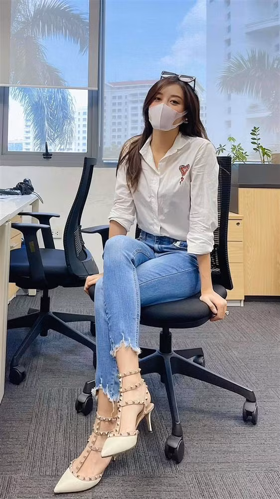 Chỉ mặc sơ mi sơ vin quần jeans nhưng để ý kĩ sẽ thấy set đồ này không "tầm thường" chút nào. Riêng đôi guốc cao gót Valentino người đẹp xỏ chân đã có giá 1.100 USD (hơn 25 triệu đồng).