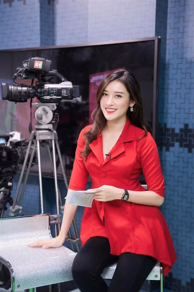 Là một MC truyền hình, trang phục luôn phải chỉn chu và không được hở hang. Khi dẫn bản tin thể thao, Huyền My chọn outfit năng động và trẻ trung hơn đồ công sở bình thường nhưng vẫn phải nữ tính, đáp ứng các tiêu chí cơ bản của một người dẫn chương trình. Đáng chú ý trong một hình ảnh hậu trường được cô đăng tải, Huyền My dùng đồng hồ hàng hiệu nạm kim cương làm điểm nhấn để có vẻ ngoài chuyên nghiệp và hiện đại hơn.