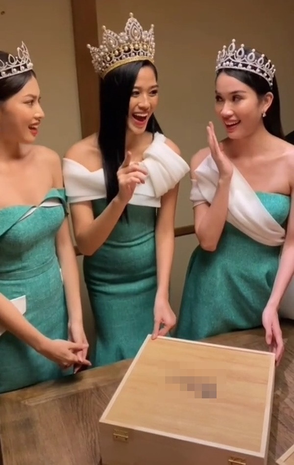 iên tiếp là những lần lộ vòng hai kém thon, thậm chí trông lùm lùm như người bầu bí mấy tháng.