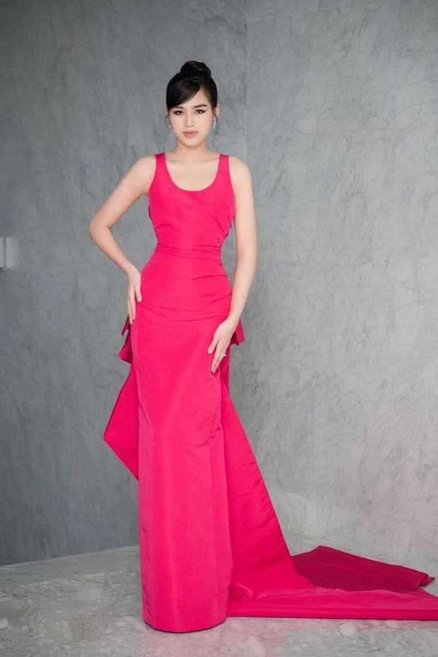 Mới đây, Hoa hậu Đỗ Thị Hà, Hoa hậu Lương Thùy Linh và Á hậu Phương Nga có dịp hội ngộ tại một chương trình truyền hình. Hoa hậu Việt Nam 2020 Đỗ Thị Hà lựa chọn chiếc đầm màu hồng cánh sen nổi bật tôn vóc dáng đồng hồ cát.