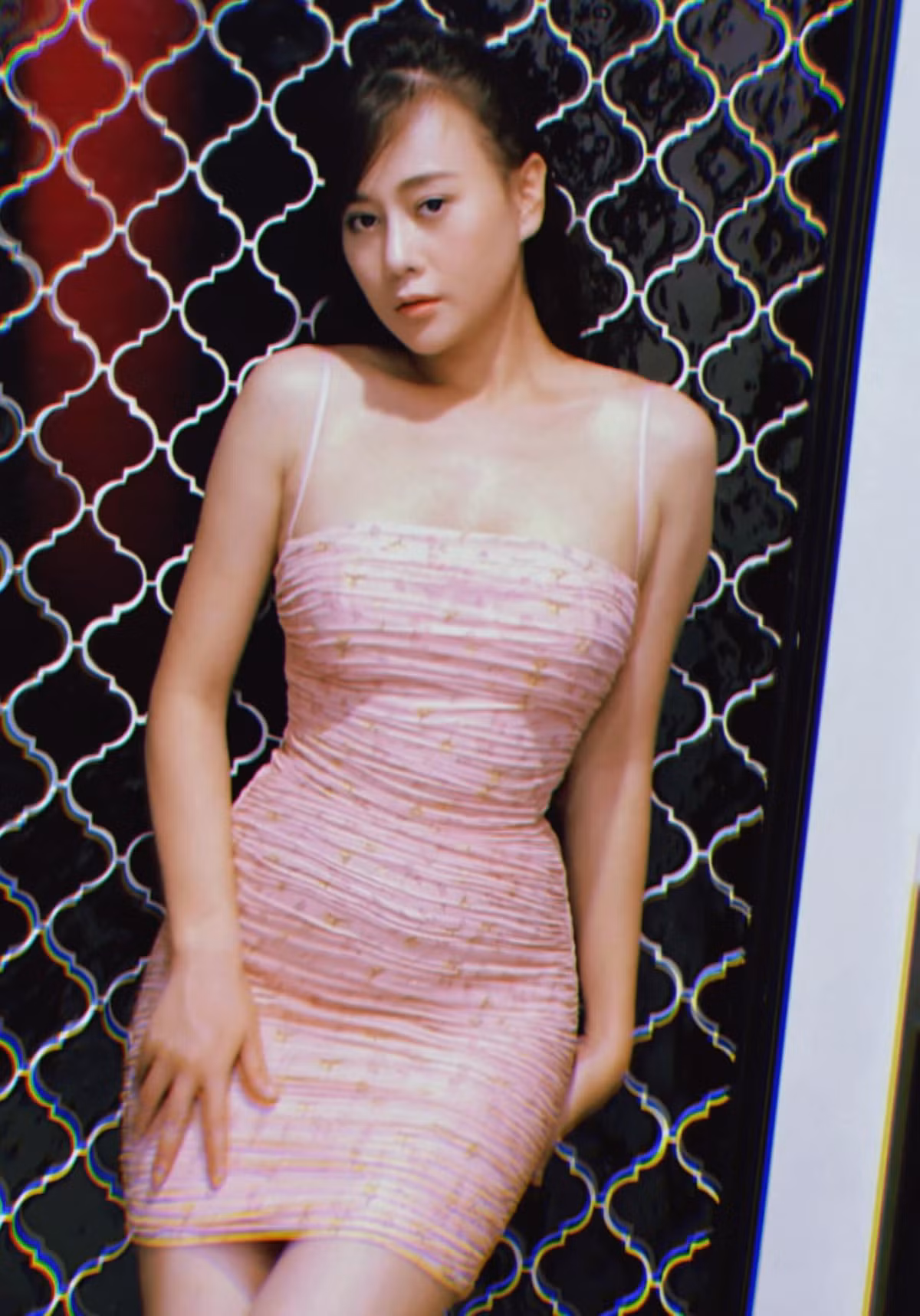 Do phải tăng cân khá nhiều để vào vai Nam nên thân hình Phương Oanh có vẻ tròn trịa hơn trước nhưng nữ diễn viên vẫn giữ được đường cong sexy, khoe dáng triệt để trong những bộ váy bó sát vô cùng kén người mặc.