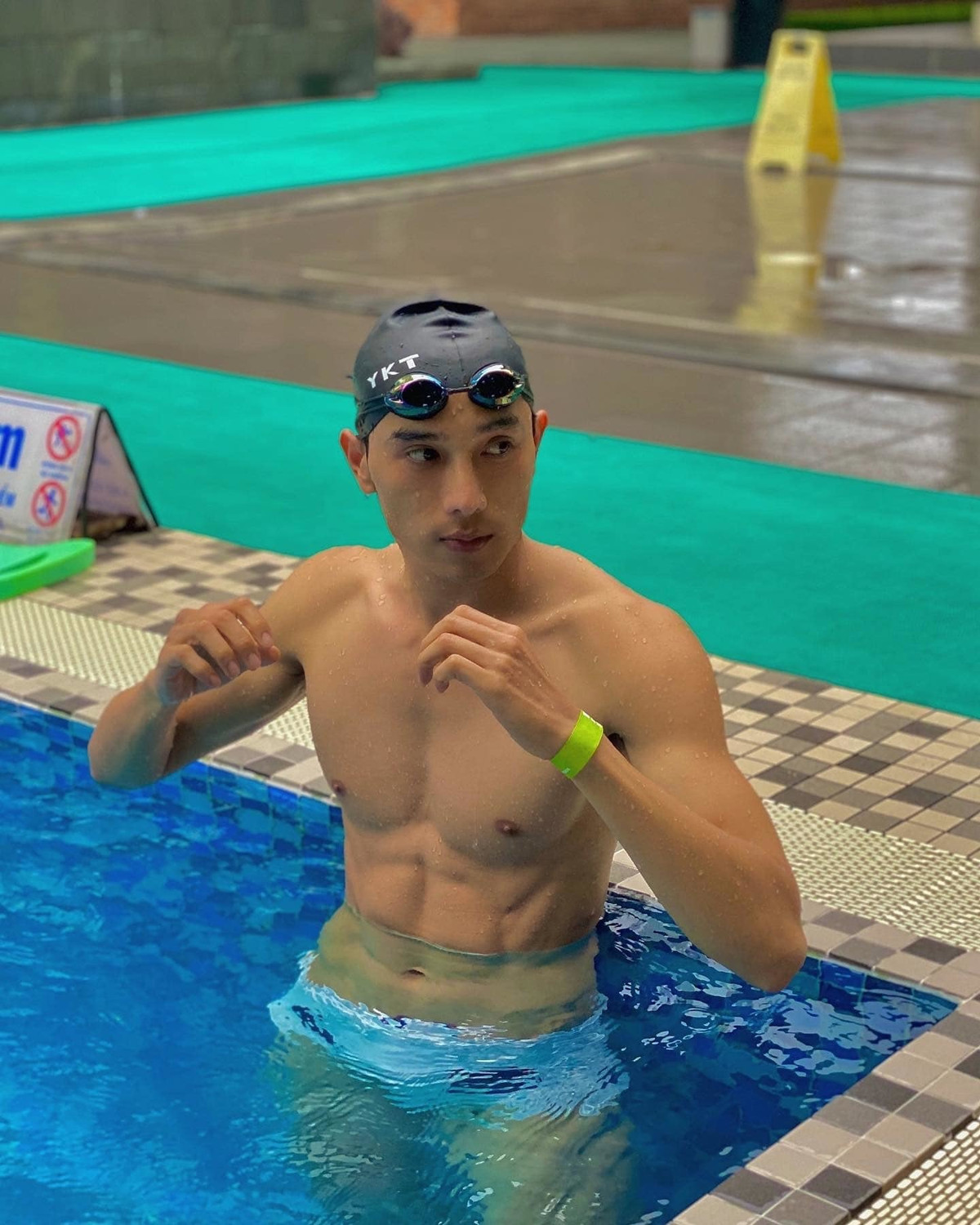 Thuận Nguyễn đi bơi tránh nóng.