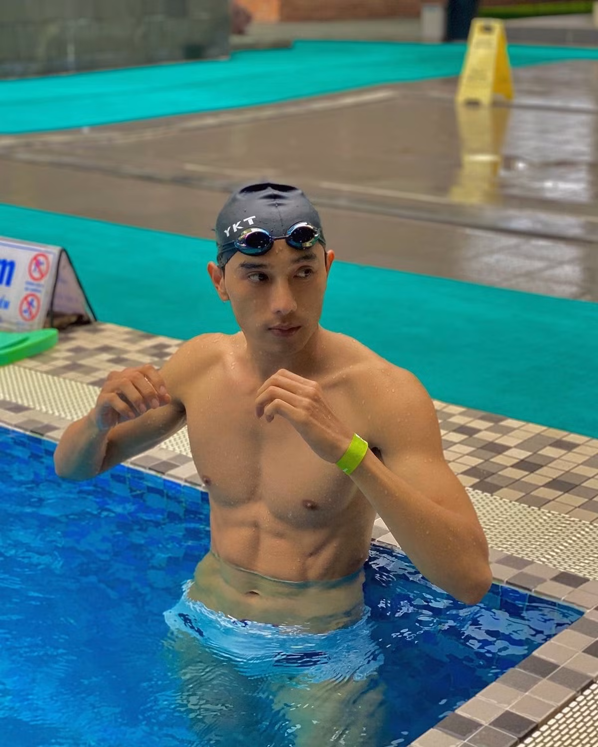 Thuận Nguyễn đi bơi tránh nóng.