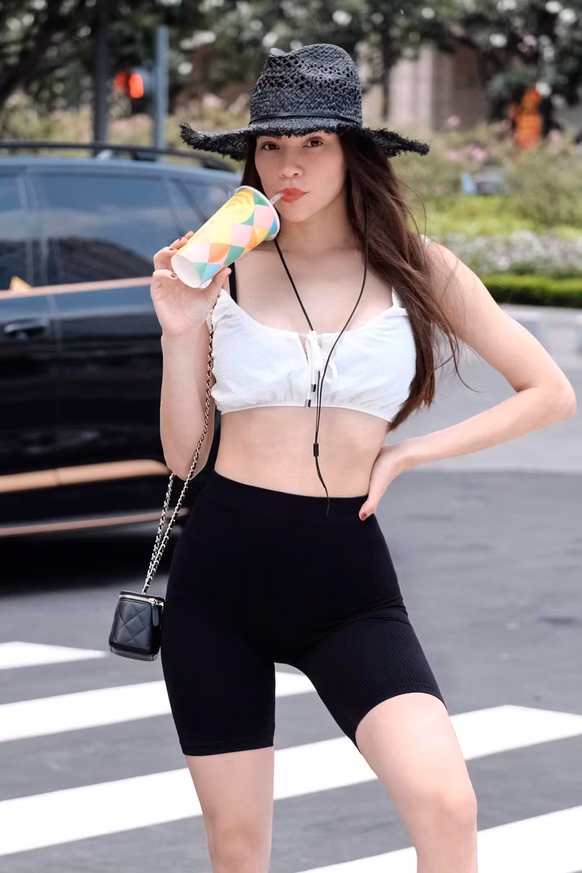  Hồ Ngọc Hà mặc crop-top dạo phố khoe vòng eo nhỏ gọn khó tin.