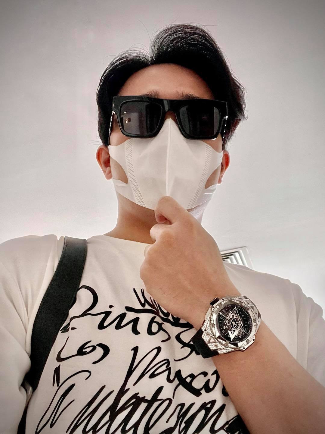 MC Trấn Thành khoe đồng hồ nạm kim cương.