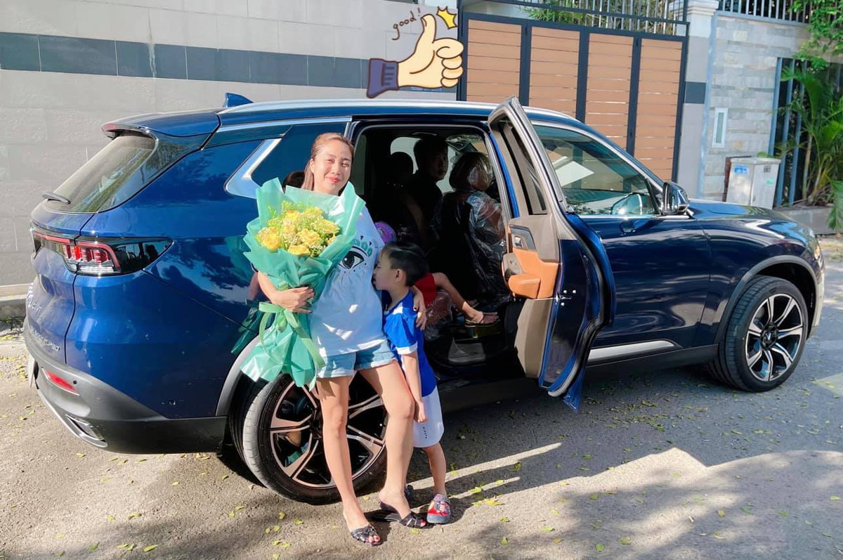Gia đình Ốc Thanh Vân mua xe mới.