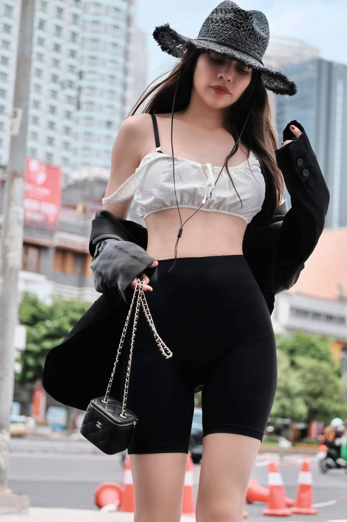 Lê Thúy, Lê Hà,... và nhiều khán giả hết lời khen ngợi thân hình mẹ 3 con.