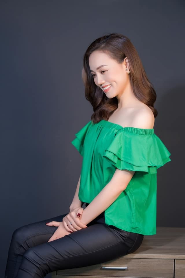 Bà xã Công Lý viết: "Nhìn xa thì thấy dễ thương / Nhìn gần mới thấy nên thương cả đời".