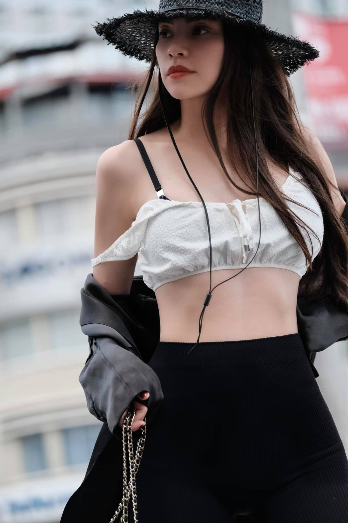 Hình ảnh thon thả của ca sĩ Hồ Ngọc Hà.