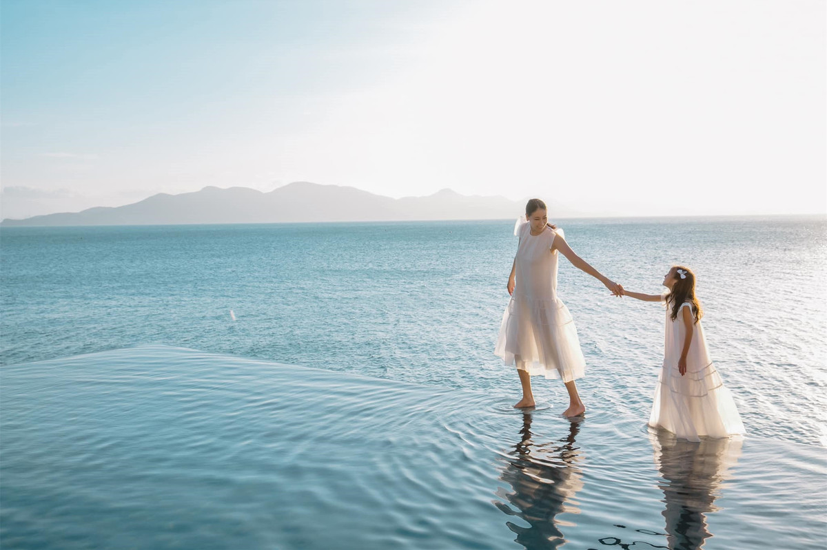 Sao Việt hôm nay 13/5: Hà Kiều Anh và các con chụp ảnh gia đình đẹp siêu thực nhờ bể bơi vô cực như nối liền mặt biển.