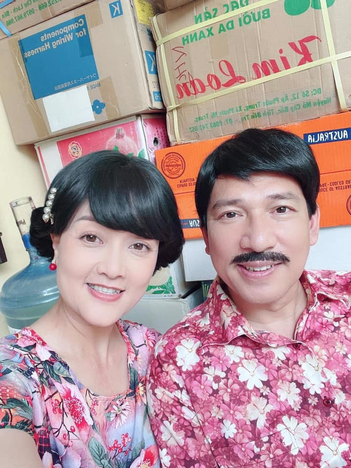 Quang Thắng, Vân Dung đọ áo hoa sặc sỡ.