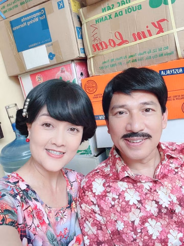 Quang Thắng, Vân Dung đọ áo hoa sặc sỡ.