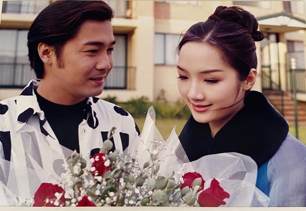 Những hình ảnh cũ khiến khán giả gợi nhớ đến những năm 80-90 khi dòng phim “mì ăn liền” lên ngôi. Thời điểm đó, Lý Hùng, Việt Trinh, Diễm Hương, Giáng My là những tên tuổi đình đám trên màn ảnh Việt.