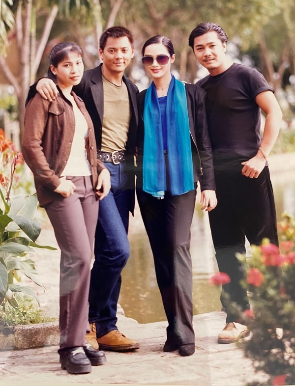 Diễn viên Lý Hương (ngoài cùng bên trái), tài tử TVB Mạc Thiếu Thông (thứ hai từ trái qua) cùng Giáng My và Lý Hùng.