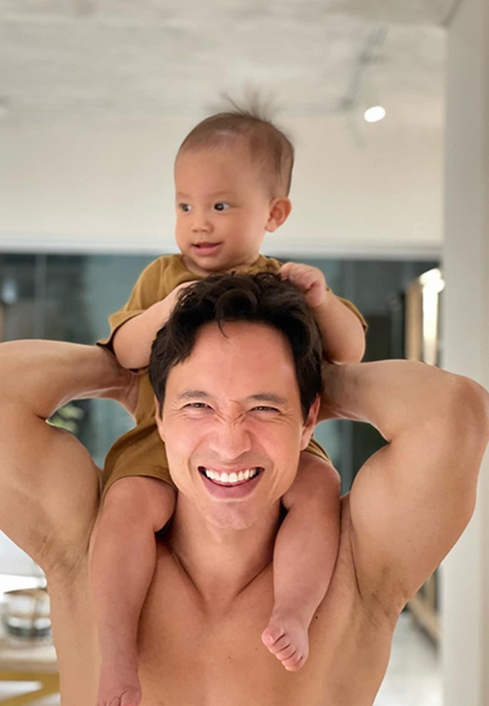 Sao Việt hôm nay 28/8: Khoảnh khắc hạnh phúc của Kim Lý khi chơi đùa cùng cô con gái Lisa.