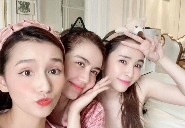 Bộ ba người đẹp Lã Thanh Huyền, Huyền Lizzie và Quỳnh Nga nhớ những ngày tụ tập cùng nhau chia sẻ bí quyết làm đẹp.