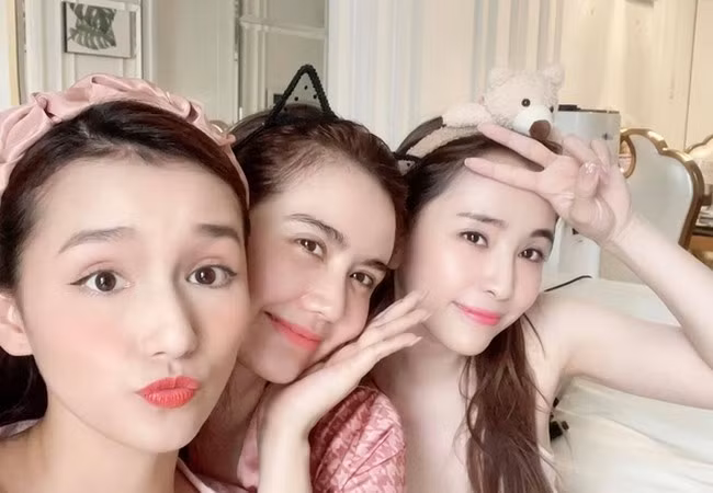 Bộ ba người đẹp Lã Thanh Huyền, Huyền Lizzie và Quỳnh Nga nhớ những ngày tụ tập cùng nhau chia sẻ bí quyết làm đẹp.