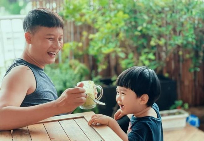 Ca sĩ Hoàng Bách tranh thủ những ngày giãn cách để gần gũi, chơi đùa cùng con trai út.