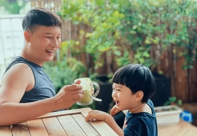 Ca sĩ Hoàng Bách tranh thủ những ngày giãn cách để gần gũi, chơi đùa cùng con trai út.