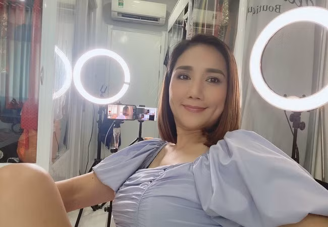 MC Cát Tường chia sẻ không gian livestream tại nhà với đầy đủ các thiết bị hỗ trợ.