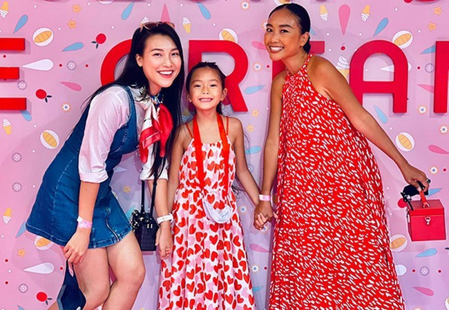 MC Hoàng Oanh vui mừng vì hội ngộ mẹ con Đoan Trang trong một sự kiện tại Singapore.