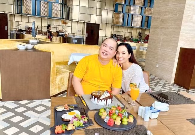 Nhạc sĩ Minh Khang được vợ - cựu siêu mẫu Thúy Hạnh tổ chức tiệc sinh nhật. Do dịch Covid-19, gia đình anh bị kẹt lại Phú Quốc những ngày qua.