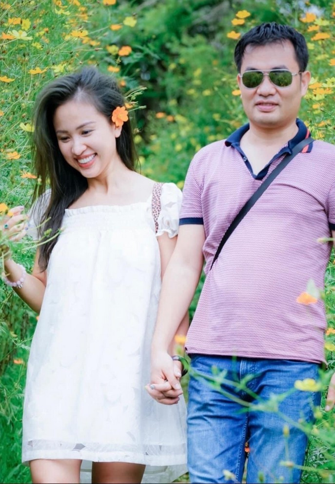 Nữ MC ngày càng thoải mái khi công khai chia sẻ ảnh thân mật bên bạn đời. Chồng Vân Hugo là một doanh nhân, có nhiều năm kinh nghiệm trong lĩnh vực giáo dục.