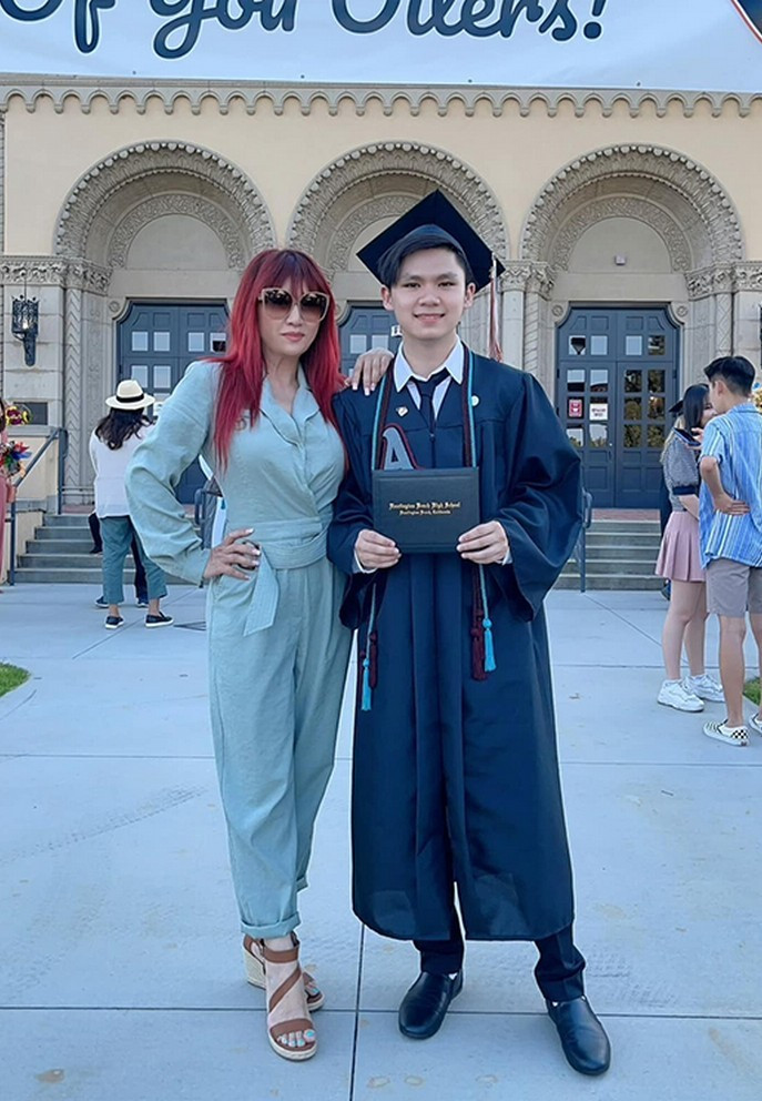 Trizzie Phương Trinh và đại gia đình Bằng Kiều quây quần mừng con trai lớn Beckam tốt nghiệp trung học ở Mỹ.