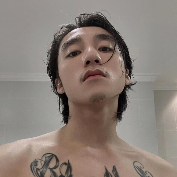 Sơn Tùng M-TP gây chú ý với hình ảnh để râu phong trần so với mọi ngày.