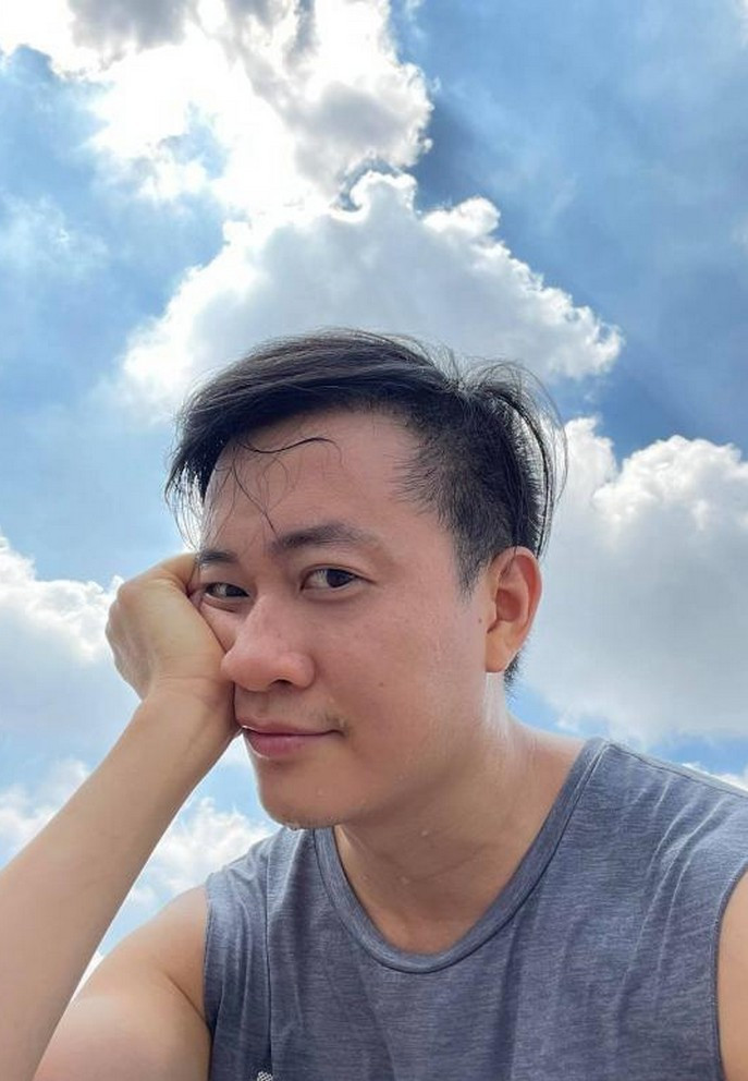 Lương Mạnh Hải "than trời" vì tóc đã dài mà các tiệm tóc vẫn đóng cửa vì giãn cách xã hội.