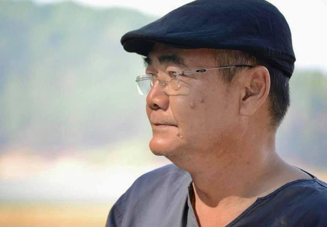 NSND Việt Anh trầm ngâm khi đứng giữa núi rừng.