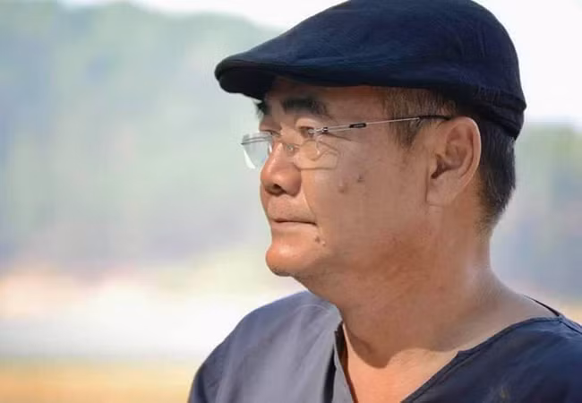 NSND Việt Anh trầm ngâm khi đứng giữa núi rừng.