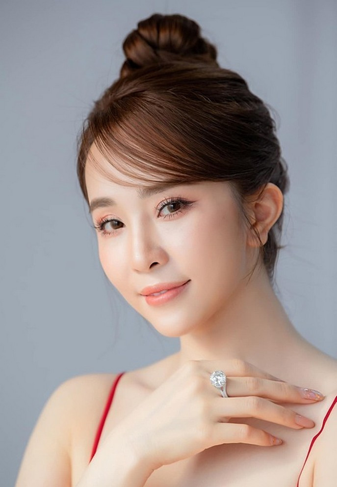 "Cá sấu chúa" Quỳnh Nga khoe nhẫn kim cương 14 ly. Người đẹp chia sẻ đam mê lớn nhất đời cô là sở thích sưu tầm kim cương.