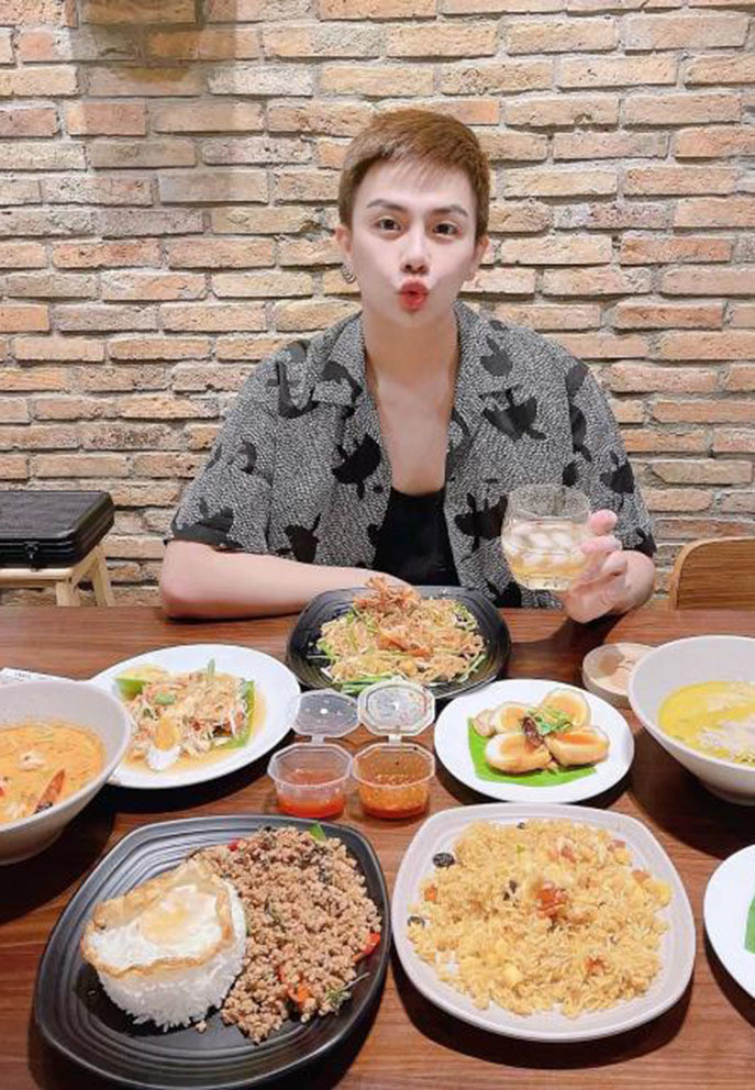 Duy Khánh đặt một bàn đồ ăn thịnh soạn để thưởng thức tại nhà.