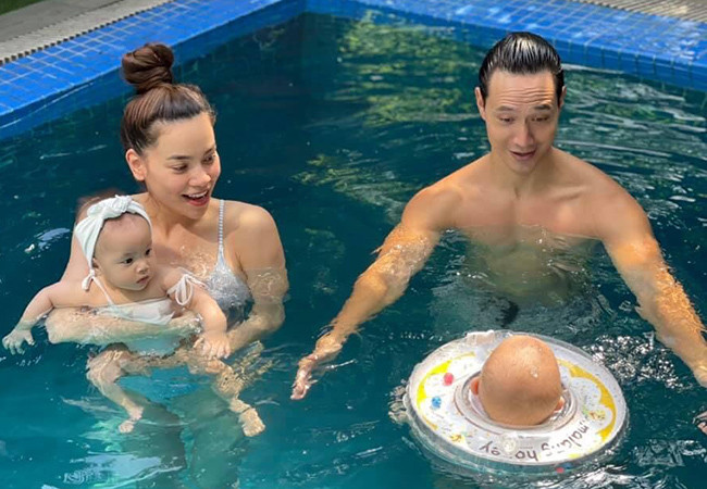 Sao Việt hôm nay 18/6: Hồ Ngọc Hà chia sẻ cả gia đình quây quần bên hồ bơi. Nữ ca sĩ và ông xã Kim Lý tranh thủ những ngày giãn cách xã hội để tập bơi cho các con. Đôi song sinh Leon và Lisa tiếp tục chiếm trọn sự quan tâm của mọi người. Nữ ca sĩ tếu táo cho biết từ ngày có hai con khiến vợ chồng cô bị "lu mờ".