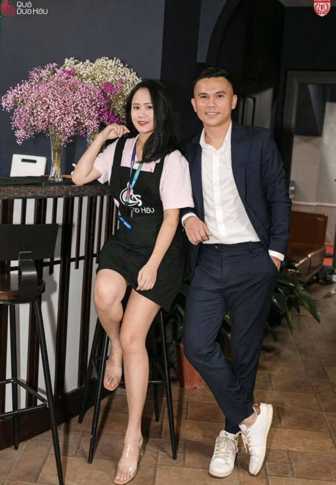 Tú Dưa đăng ảnh chụp cùng con gái, mừng con bước sang tuổi 23 với nhiều khát vọng và thành công. Ái nữ của anh hiện đang là sinh viên khoa thanh nhạc trường Đại học Văn hoá Nghệ thuật Quân đội.