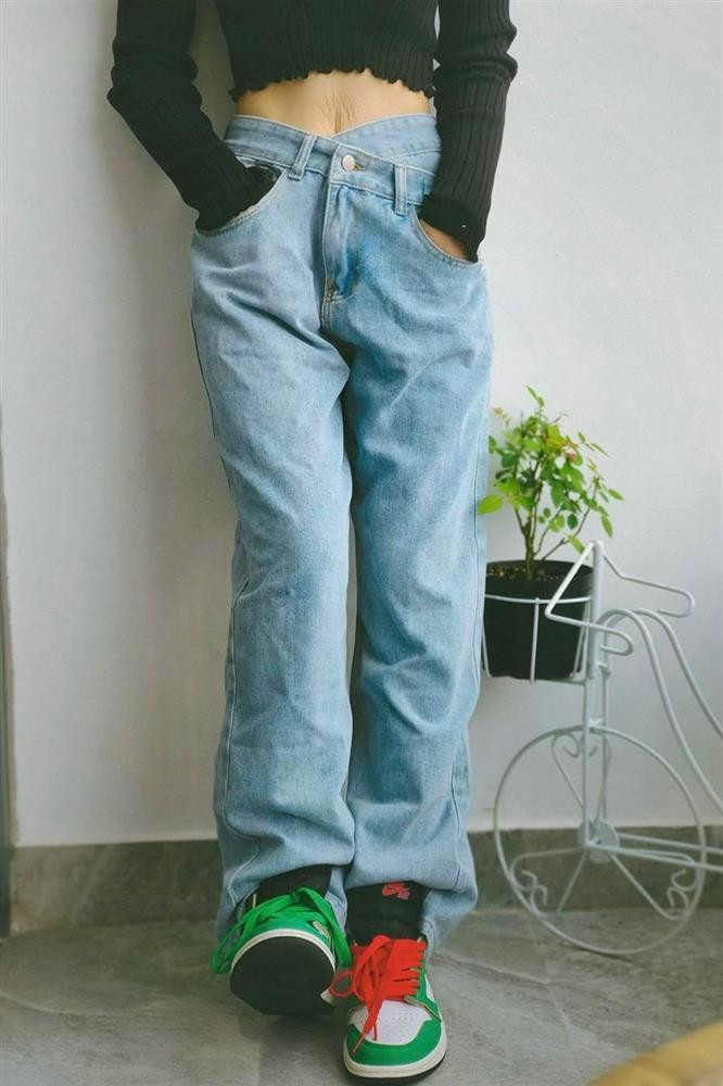 Bên cạnh đó, Hòa Minzy cho biết những hình ảnh trên chưa nói lên tất cả. Phần bụng dưới của cô vẫn rất to, rạn còn nhiều hơn bụng trên. Nữ ca sĩ hài hước nói phần bụng mình "nát tươm" sau lần sinh nở.