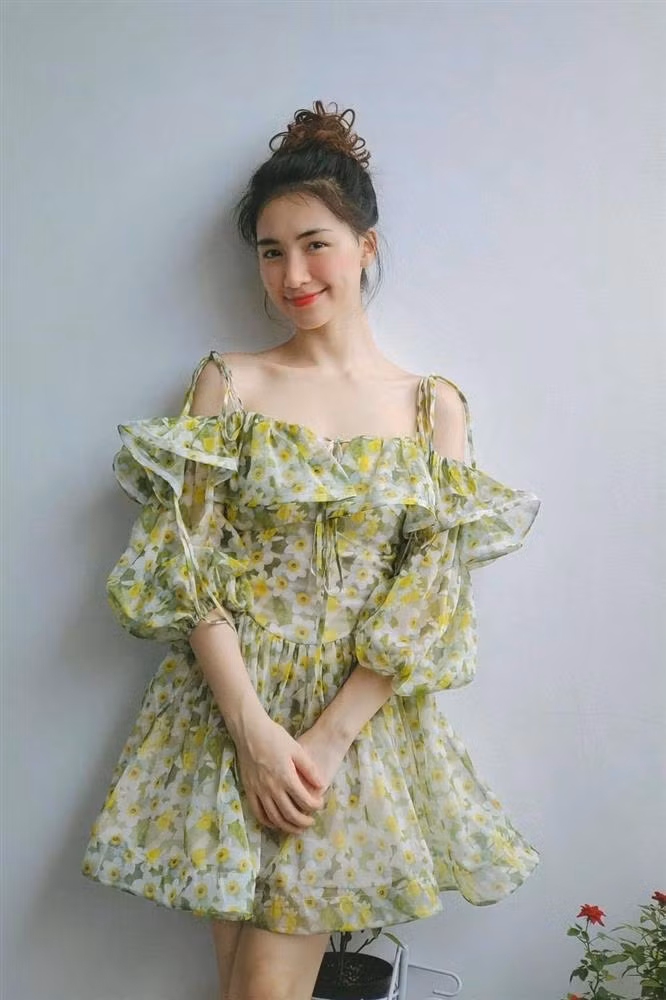 Sau khi sinh bé Bo, ngoại hình Hòa Minzy vẫn rất nuột nà.