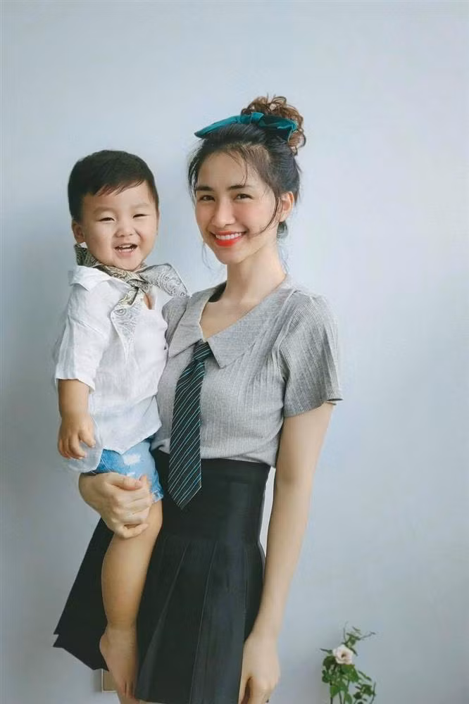 Thế mạnh của Hòa Minzy là vóc dáng gọn gàng và gương mặt trẻ hơn tuổi.