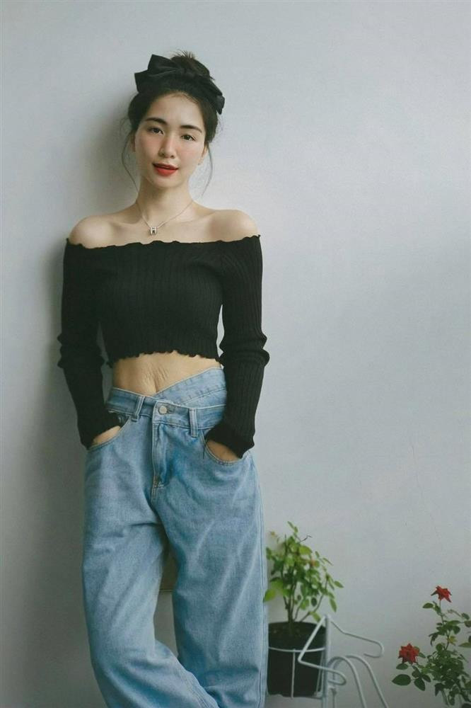 Mặc dù nữ ca sĩ đã lấy lại được vẻ gọn gẽ, nhưng những vết rạn này không thể biến mất. Tuy nhiên, cô vẫn thoải mái chia sẻ hình ảnh cùng các mẹ bỉm và khán giả. "Mẹ hạnh phúc khi có Bo và hạnh phúc luôn với những vết rạn chằng chịt đầy bụng. Tự tin lên nào các mẹ bỉm", cô động viên các chị em.