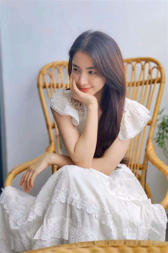 Tính tới hiện tại, Hòa Minzy sinh con đầu lòng đã được gần 2 năm. Qua 1 lần "vượt cạn", nữ ca sĩ vẫn giữ được thân hình gọn gàng, nhan sắc đáng mơ ước, thoại nhìn tưởng còn son rỗi.